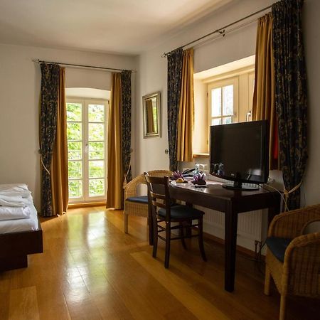 Hotel Burg Kerpen Illingen  エクステリア 写真