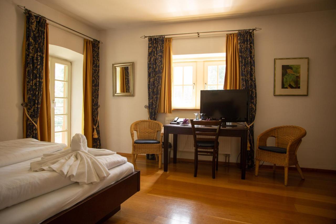 Hotel Burg Kerpen Illingen  エクステリア 写真