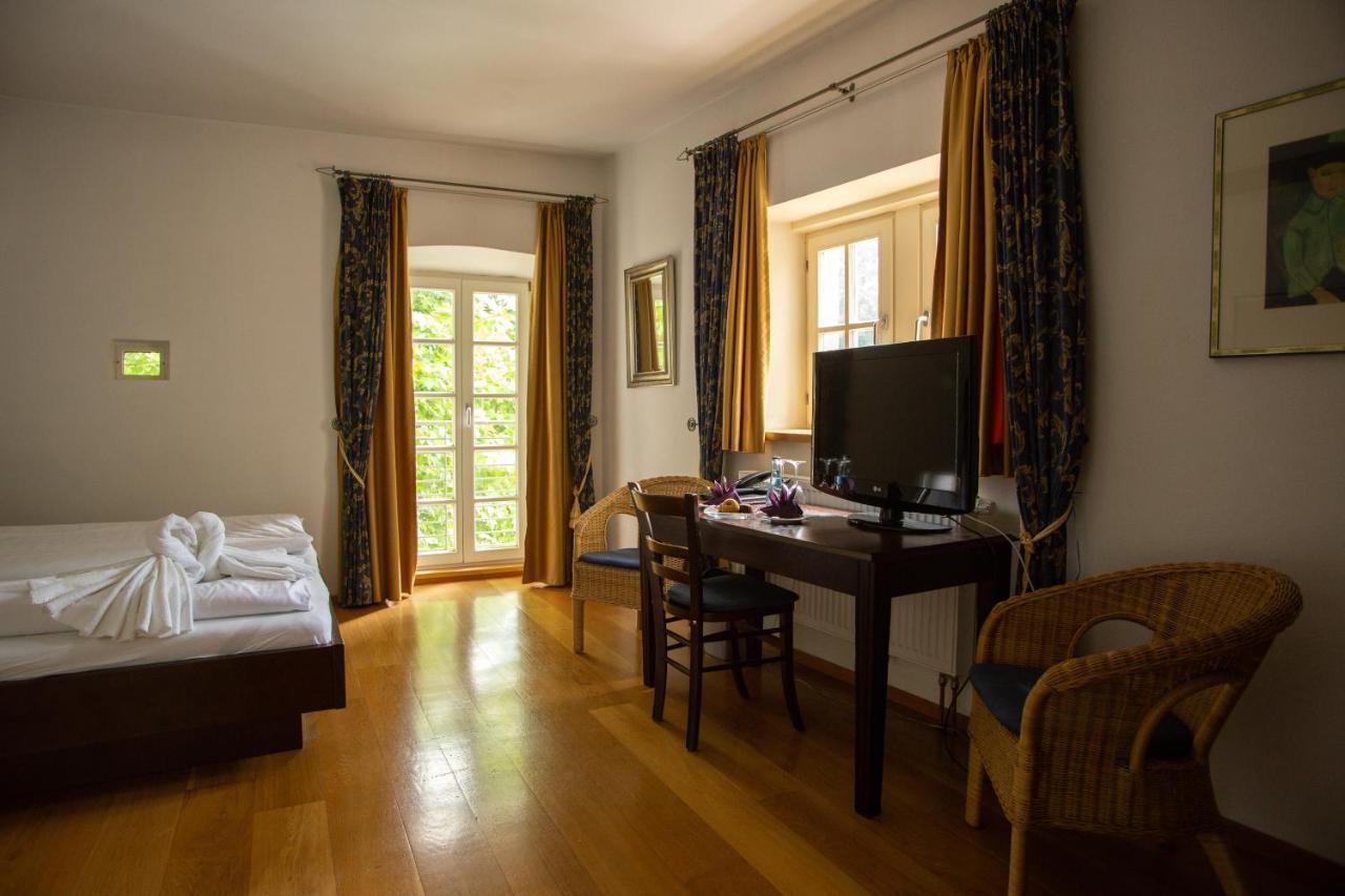 Hotel Burg Kerpen Illingen  エクステリア 写真